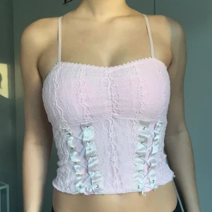 Rosa linne - Rosa linne / topp med snörning. Stretchig. Banden är reglerbara 💕