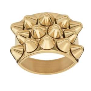 Säljer nu denna as snygga guldiga nit ringen från Edblad då jag gått och blivit silver tjej istället!❤️