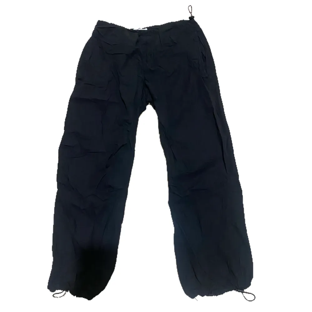 Säljer mina svarta parachute pants eftersom att jag köpte en för stor storlek. Jeans & Byxor.