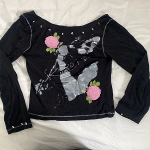 Tröja - Öppen rygg, några av pärlorna har ramlat av.