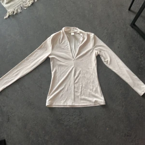 Topp S - Långärmad tunn ribbad topp. Djupare urringning. Beige/naturfärgad  H&M Storlek: 36/S  Endast använd 1 gång
