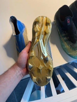 Adidas  - Testar en gång till om nån är sugen på mina adidas skor använda tre träningar och passar inte mig längre 