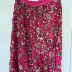 Byxor - Pösiga rosa byxor. Storlek M