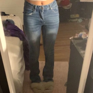 midwaist flared jeans - ett par jätte fina midwaist flared jeans med design på bakfickorna!❤️ storlek 34/Xs men ganska stretchiga🤗