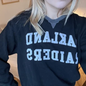 Härlig college tröja - En fin collegetröja köpt second hand som söker ny ägare🖤 