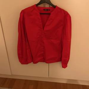 Röd skjorta från Kappahl i storlek 42. Nästan oanvänd. 