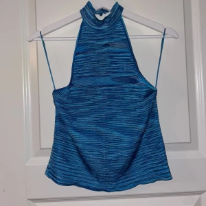 Halterneck med öppen rygg top - En crop top som är öppen i ryggen och halterneck. Super fin färg, speciellt under sommaren!