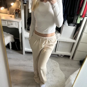 Mjukisbyxor  - Beiga mjuksibyxor från bikbok,orginal pris 399kr dock säljs inte denna modell längre.