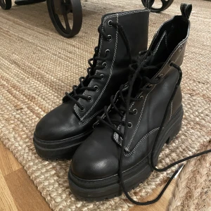 Boots med hög platå - Knappt använda, väldigt sköna! 