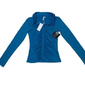 Nelly Tröja - Säljer denna tröja från Nelly i nyskick med prislapp! Har en exakt likadan i ljus lila. Kontakta mig vid frågor!💕