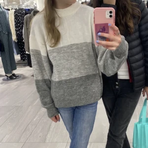 Stickad tröja - Stickad tröja ifrån hm i bra skick💘💘