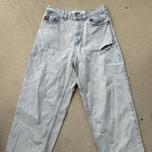 Big Boys - Tunga ljusblåa big boys med pH loggan. Mycket eftersökt modell. 4/10 skick då jag skejtat de därav de billiga priset 🤑 Tveka inte om du undrar nåt eller är nyfiken på hur de passar!