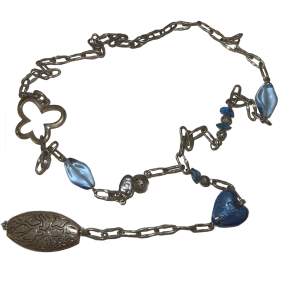 långt halsband med söta blåa stenar och fjärilar