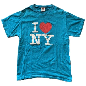 I love ny T-shirt  - I ❤️ ny! Så söt! Trycket lite slitet, se bild, annat har jag inte sätt några defekter. 