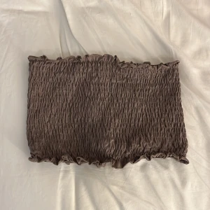 Bandå topp - Söt bandåtopp i väldigt stretchigt material🤎 använd endast en gång så super fint skick🙌🏼 TRYCK EJ PÅ KÖP NU HÖR AV DIG VID INTRESSE 