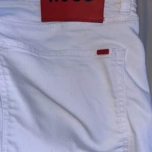Jeans men fått färg som kan fixas med blekning därav priset  35/32