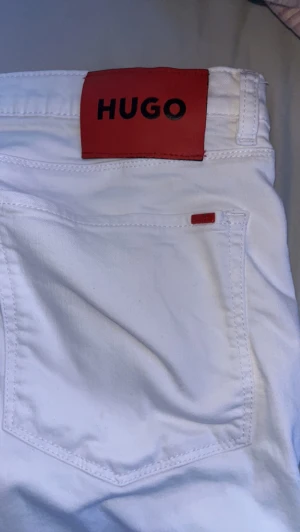 Jeans vit - Jeans men fått färg som kan fixas med blekning därav priset  35/32