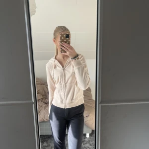 Juicy couture tröja - Beige ziphoodie från Juicy Couture i frotématerial⚡️ Knappt använd och i fint skick, stl M men passar mig som i vanliga fall bär S och XS💋🫶🏽