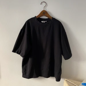 Svart uniqlo t-shirt - Säljes!
