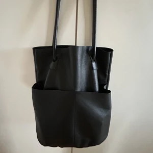 Svart väska  - Svart stor väska från Wera Stockholm. Perfekt till skolan, dator o böcker frå plats. Pris kan diskuteras 