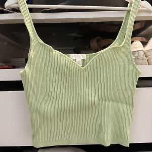 Grönt linne hm - Grönt linne från hm, storlek M men passar L oxå 