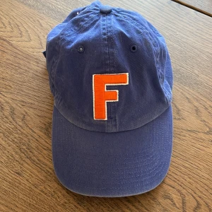 Keps - Marinblå, använd men ger en karaktär 