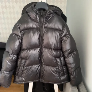 Vinterjacka HM - Säljer denna jättefina vinterjackan från Hm då den är för liten för mig. Det har inga defekter eller liknade utan ser som ny ut. Den är oversize på mig och jag brukar ha 38. 