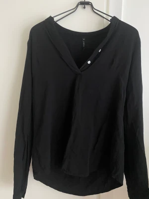Topp svart strl xs  - Svart tunika/topp  Knappar  V-ringad  Fint skick  Använd ngn gång strl xs 