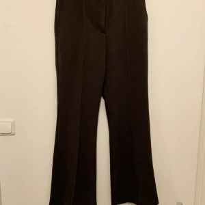 Corduroy byxor - Bruna byxor i corduroy. Väldigt bra skick använda få gånger. Är lite flared ned till och är i storlek 40, sitter som 38 på mig dom har rumpa.