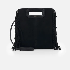 Maje väska - Säljer nu min så snygga väska från Maje. Den är så snygg, i befintligt skick då den är använd men fortfarande superfin🥰 Skriv om fler bilder önskas! Maje märket är lite bortskavt. Köpt för 2800kr köp nu för 1350❤️