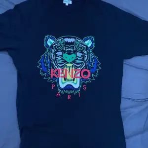 Kenzo t shirt svart  värde 600kr ordinarie pris men säljer för 250kr. För att den blivit för liten för mig. Annars i jätte bra skick, inga konstigheter 
