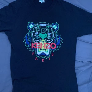 Kenzo t shirt - Kenzo t shirt svart  värde 600kr ordinarie pris men säljer för 250kr. För att den blivit för liten för mig. Annars i jätte bra skick, inga konstigheter 