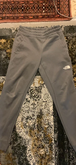 The North Face byxa grå Storlek S/M - Helt nya gråa mjukisbyxa the North Face 500 kr