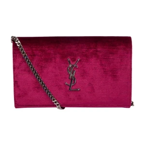 Saint Laurent bag - SAINT LAURENT fuchsia pink VELVET KATE WALLET ON CHAIN Shoulde Bag WOC! Köpte på Delicate vintage inne i Göteborg innan de la ner. Har papper och kvitto på köpet om det behövs. Nypris för denna ligger på 15 000kr💫💖