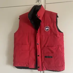 Cool vintage röd Canada Goose väst, i nyskick utan defekter. Skriv till mig vid intresse för att diskutera pris eller om du har andra frågor🤍