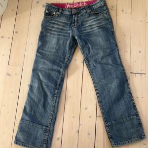 Vintage jättefina vondutch jeans. För korta för mig därför jag säljer, jag är 165. Lågmidjade bootcut. Inga fläckar eller skador på💞