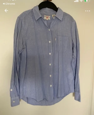 Levis dam skjorta  - Klassisk randig  Aldrig använd endast tvättad  Strl 34  Blå/vit