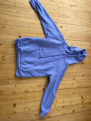 Ljuslila hoodie - Oversized hoodie som jag köpte på secondhand, står inget märke på. Har blivit lite nopprig eftersom jag använt flera gånger.