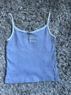 Brandy melville topp - Säljer denna toppen från brandy. Nyskick. Det går bra att klicka på köp nu😊.