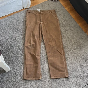 Bruna FR Carhartts - Riktigt feta baggy carhartts med någon liten färgflek, men det tycker jag ser bättre ut. De har annars inga defekter.