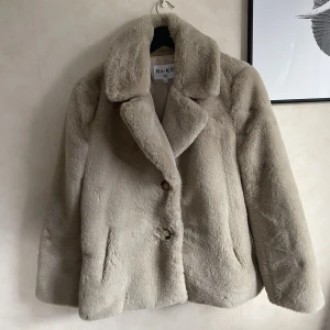 Nakd Faux Fur Short Coat - Supermjuk fuskpälsjacka! Nyskick Nypris 1029kr