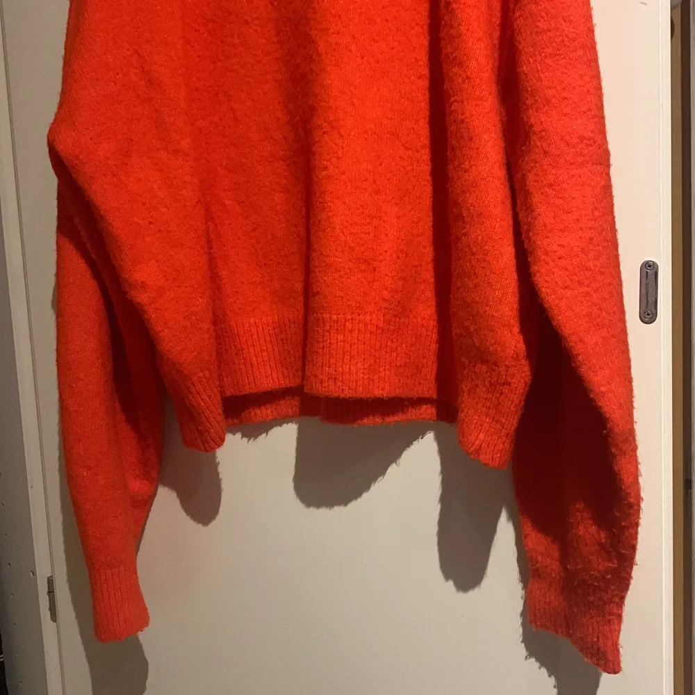 Mysig tröja i en jättefin höstlig färg, från H&M! Orange/röd. Tröjor & Koftor.