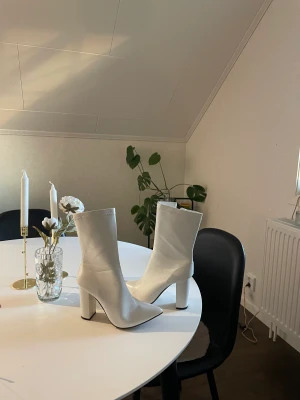 Stövlar - säljer ett par klackstövlar. Pga (kan inte gå i klackar:()  Köpt i en butik i en krypinbutik i norrland. Köpt för 699kr. Säljer för 299kr.