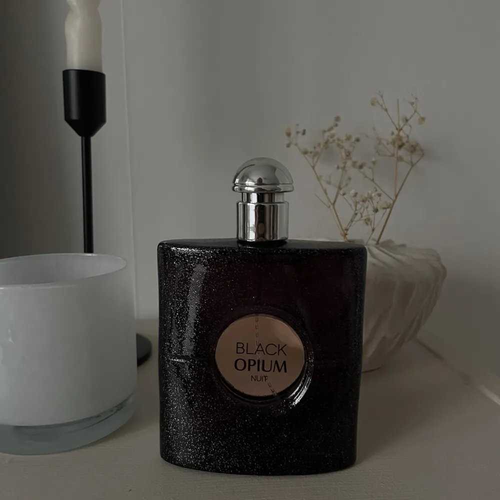 Säljer denna black opium i doften nuit, köpt utomlands så ej äkta💘 Doftar exakt som den parfymen och håller lika länge🫶🏼 Köpte fel doft, endast testad en gång så den är full💘. Övrigt.