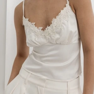 Spets topp - Otroligt fin och oanvänd.