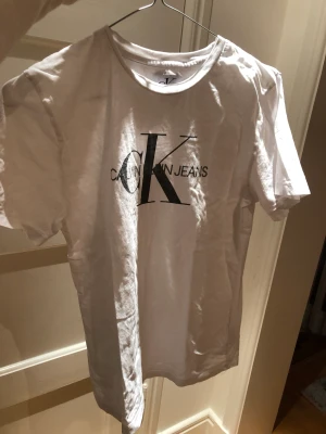 Calvin Klein tshirt - T-shirt från calvinklein i nyskick Storlek 14 år, passar xs/s Säljer då jag inte använder💓