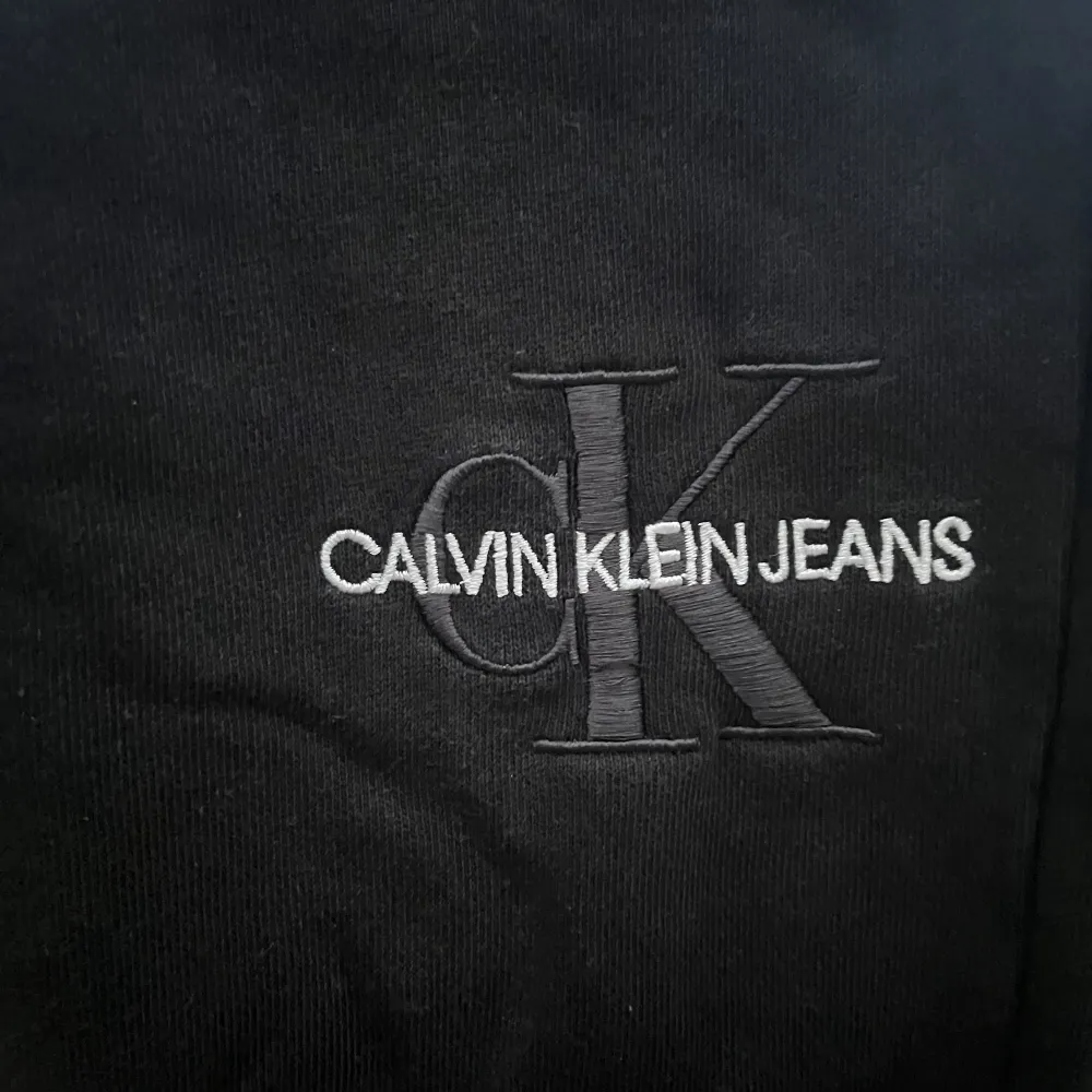 Svarta midwaist mjukis byxor från Calvin Klein. Säljer pga dom inte riktigt passar mig och kommer aldrig till anständig. Använda ändats ett fåtal gånger och är i mycket bra skick. Köparen står för frakten🩷. Jeans & Byxor.