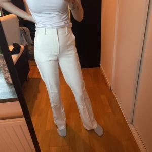 Vita kostymbyxor bikbok - Vita kostymbyxor från bikbok i storlek 36. Knappt använda. 