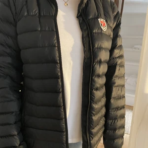 Dunjacka från Fjällräven  - Säljer denna nätta dunjacka från fjällräven som är ett så snyggt lite mer ”basic” men häftigare alternativ nu till hösten och vintern. Denna jacka har älskats länge men behöver ett nytt hem! Inga defekter och fräsch! Kom med prisförslag💕💕💕