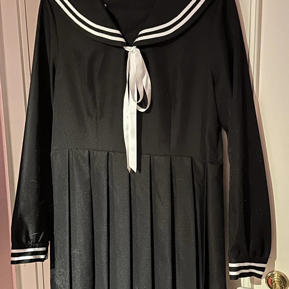 Klassisk Japansk school uniform klänning säljes. Köptes i Japan. Passar storlek S. Perfekt för cosplay etc. :)  Katter finns i hemmet.. Klänningar.